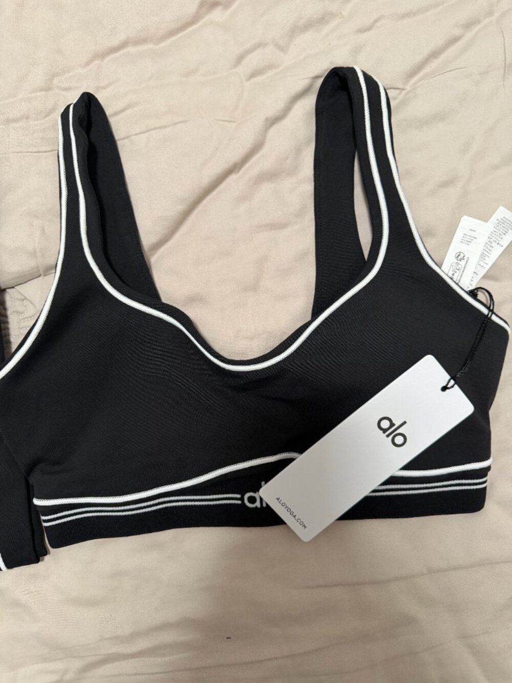 Alo Yoga Airbrush Heart Throb Bra And Legging Set Black - Picture 7 of 9